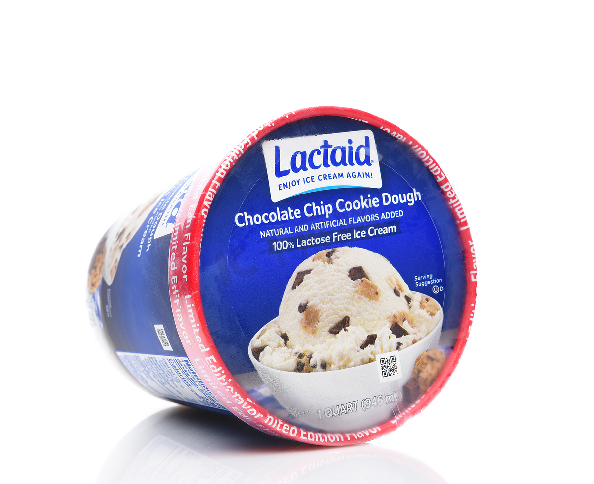 加利福尼亚州尔湾市 — 2019 年 8 月 14 日：一盒 Lactaid 巧克力曲奇面团冰淇淋图片