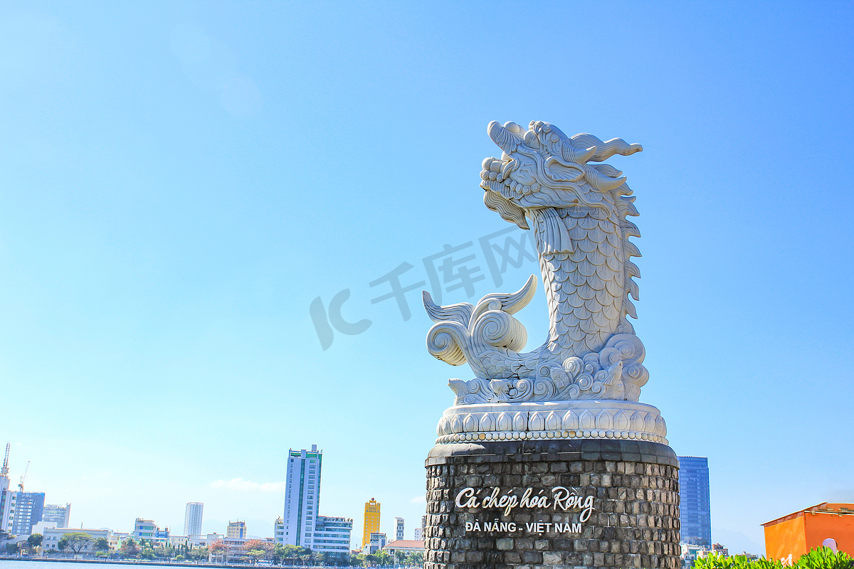 鲤鱼龙雕像在越南岘港。图片