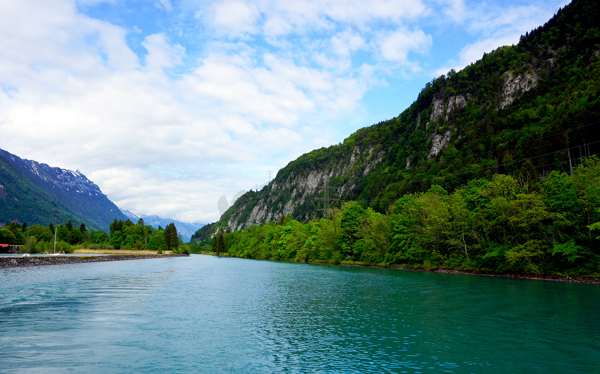 瑞士因特拉肯图恩湖风光图片