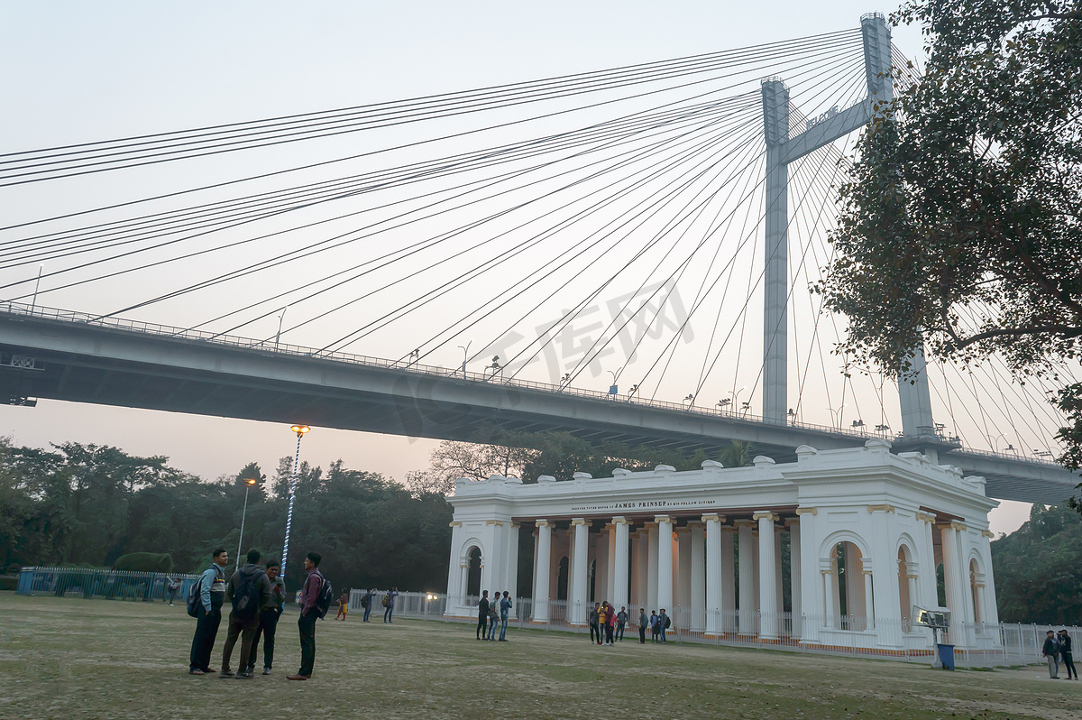 James Prinsep Ghat 纪念纪念碑港口与头顶上的 Hoogly 桥。图片