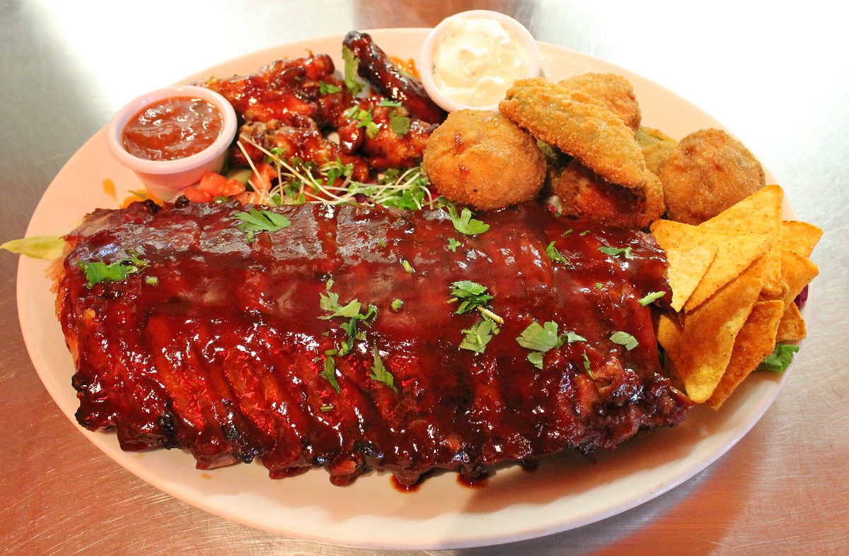 Tex mex BBQ baby back ribs and wings 拼盘配玉米片图片