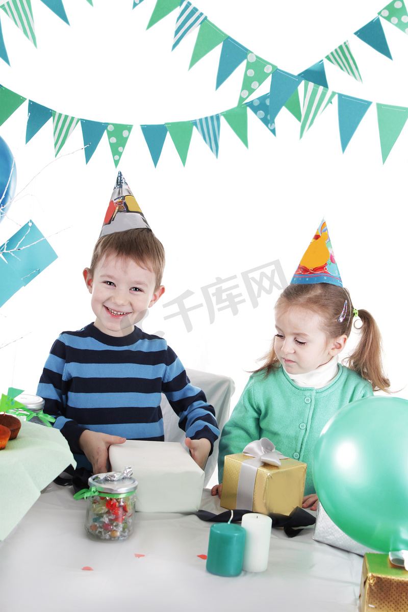 蓝色派对桌开幕礼物的两个孩子图片