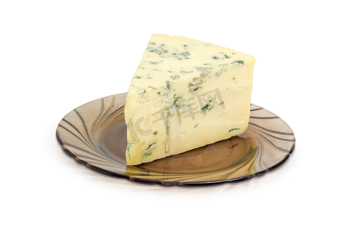 玻璃碟特写上的一块蓝纹奶酪图片