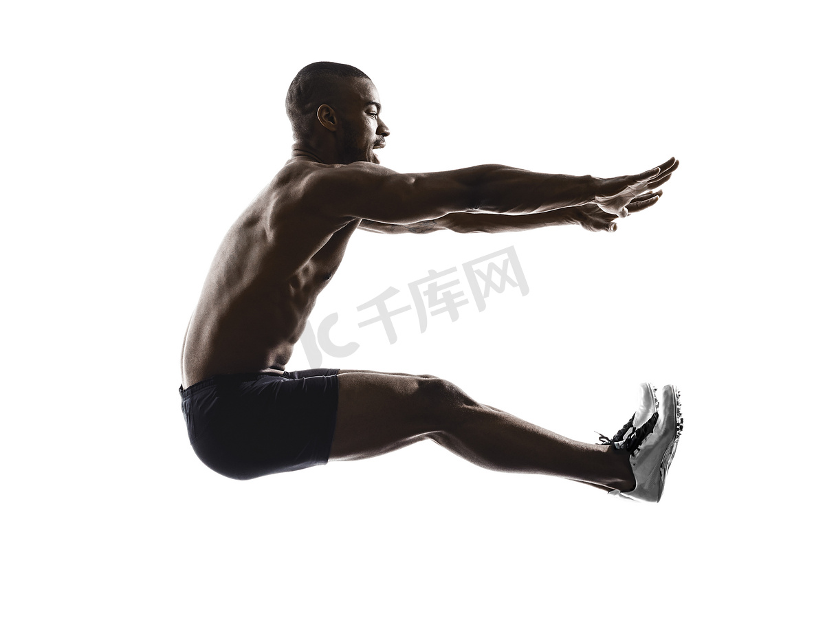 年轻的非洲肌肉发达的跳远男子剪影图片