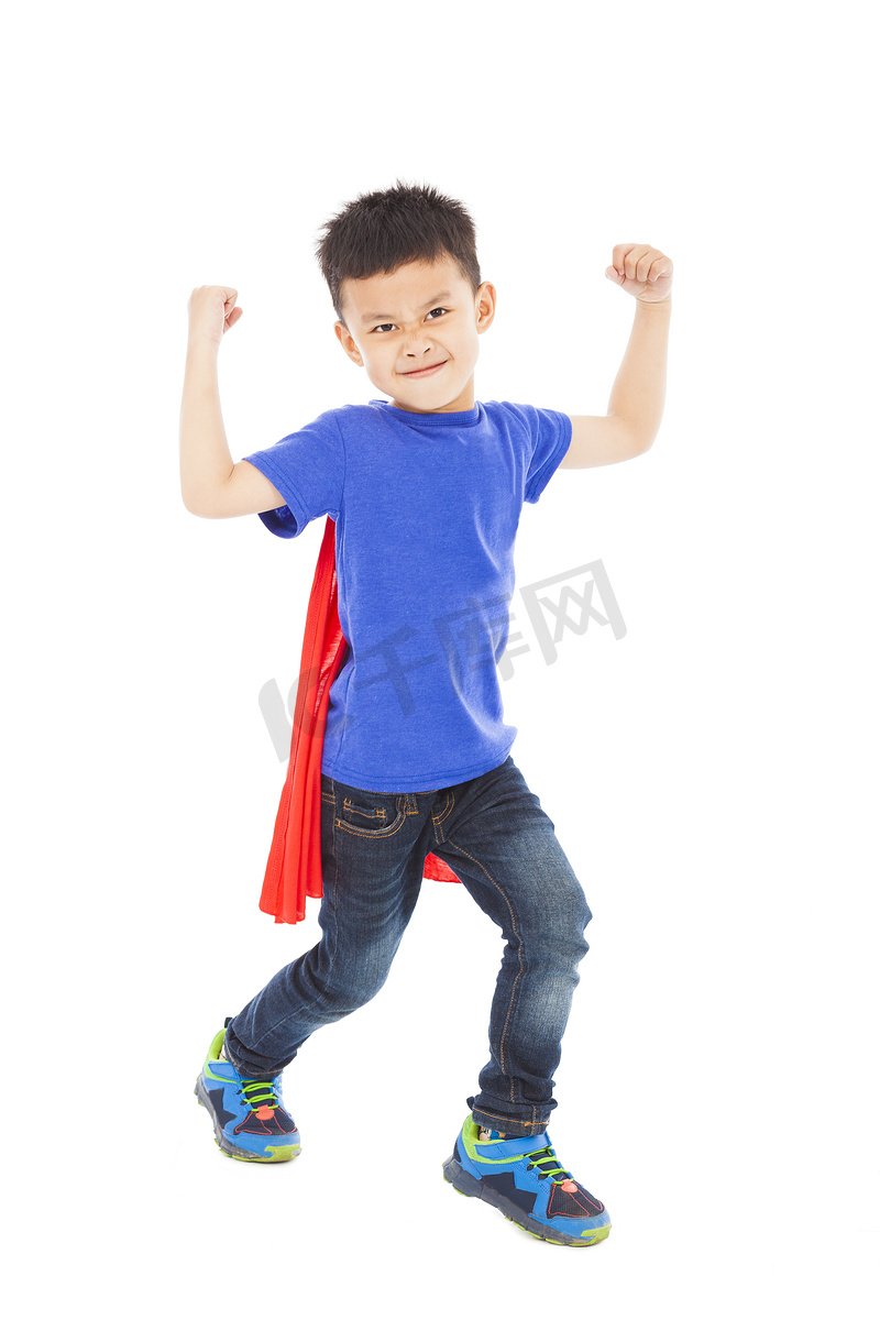 微笑的超级小英雄举起双臂图片