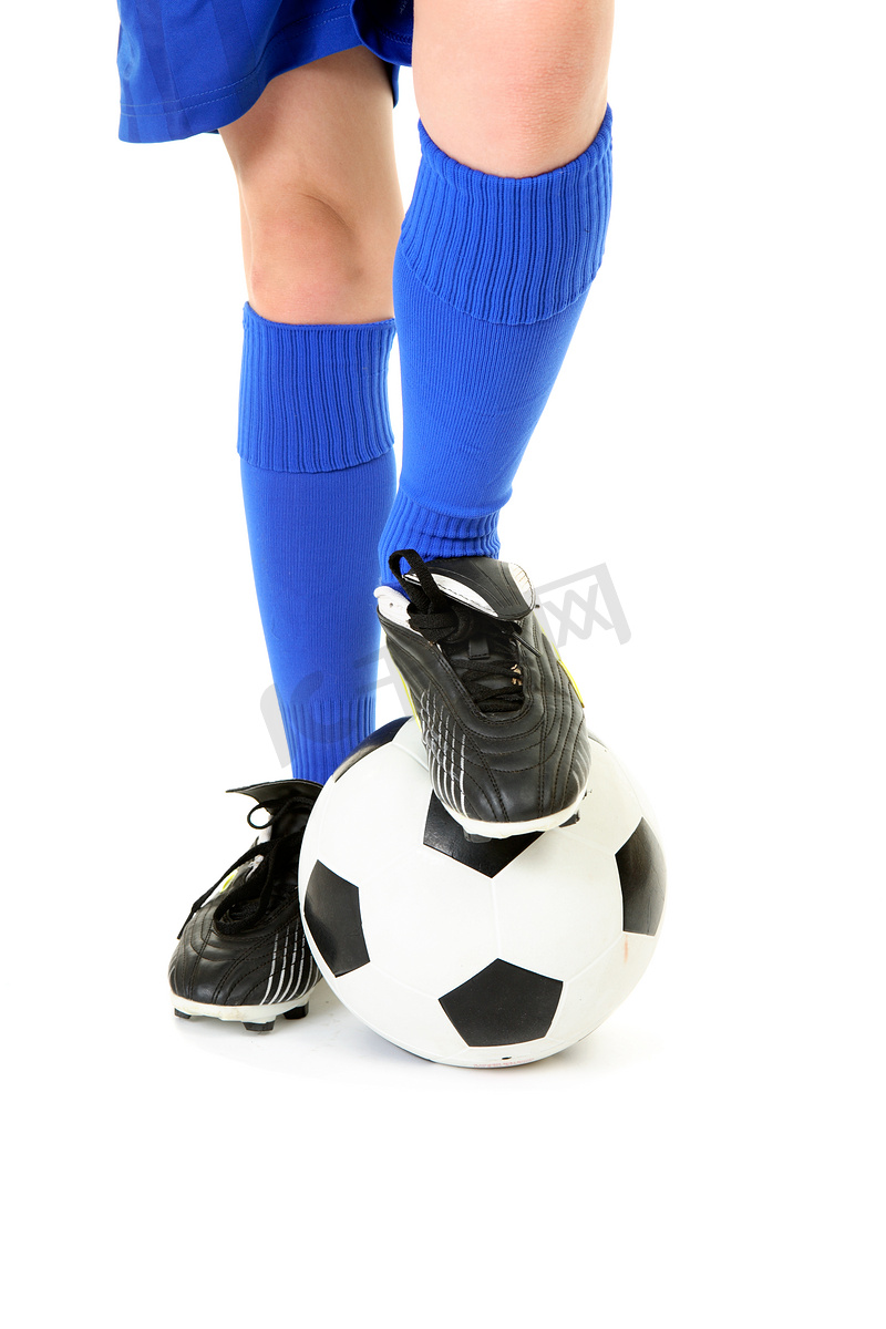 脚踩足球的男孩图片