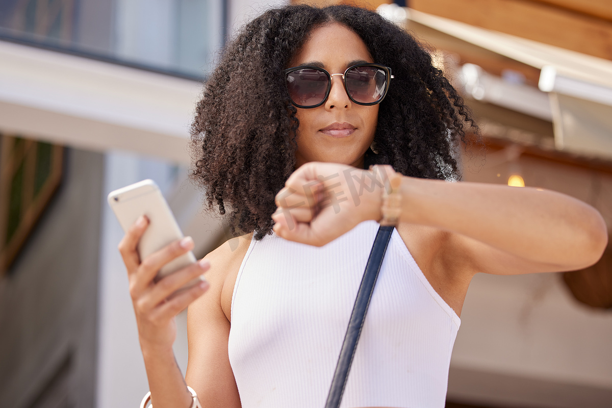 城市女性的时间、手表和智能手机，通过在线网站进行夏季购物销售、折扣或促销营销。图片