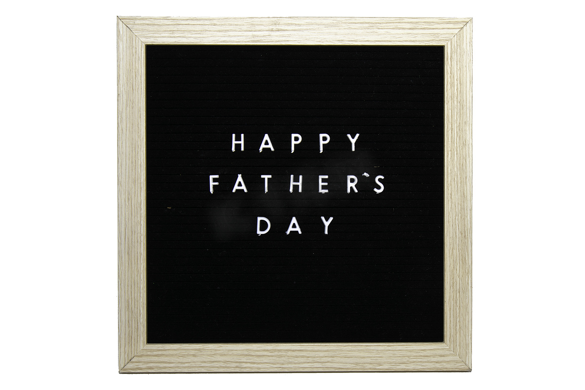 一个带有桦木框架的黑色标志，上面写着父亲节快乐图片