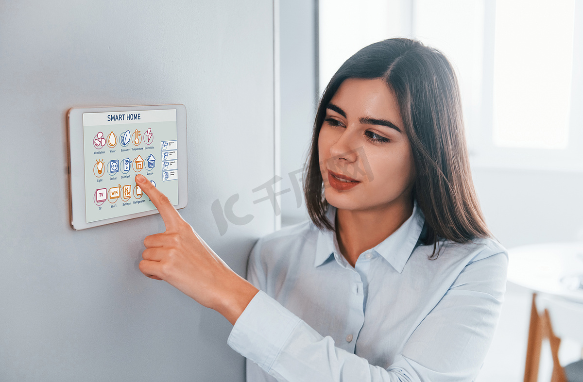 女人在室内控制智能家居技术图片