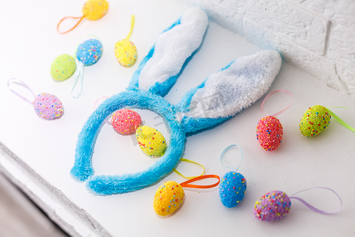五颜六色的复活节彩蛋，手绘兔子耳朵。图片