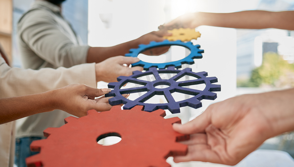 商人、玩具和齿轮在工作中寻求团队合作、标志或符号与解决方案、信任和团结。图片