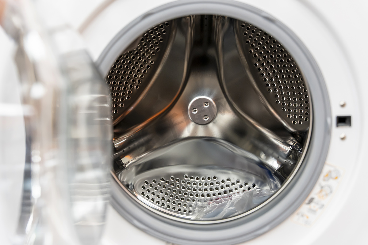 现代洗衣机金属滚筒的特写图片