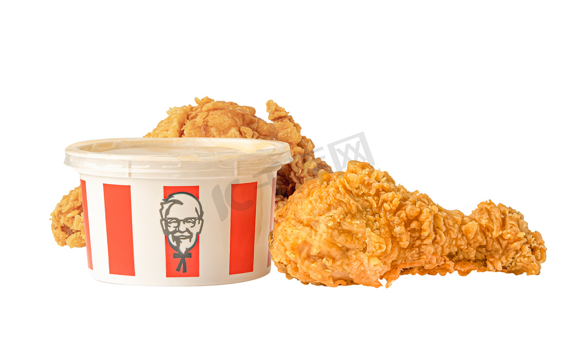 泰国曼谷 2022 年 8 月 1 日肯德基鸡，带有品牌标志的肯塔基炸鸡，白色背景中突显的快餐。图片