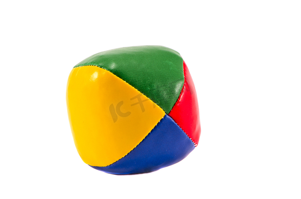 一个彩色的杂耍球，在白色上被隔离图片