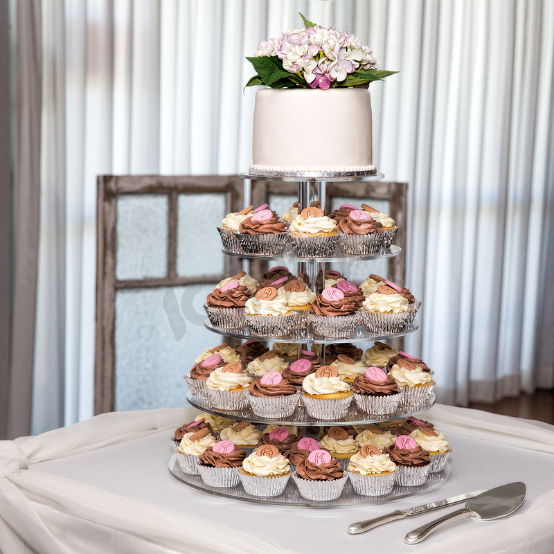 多层纸杯蛋糕上面放着结婚蛋糕图片
