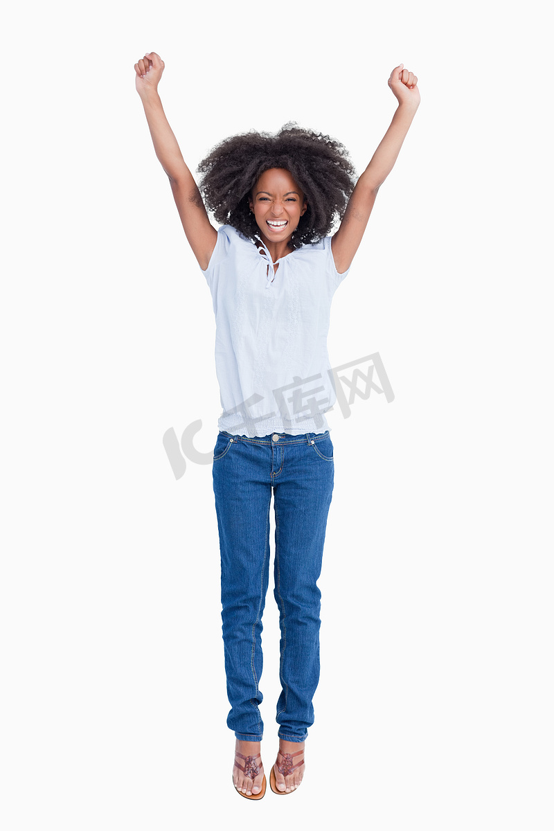 年轻有活力的女人将双臂举过头顶图片