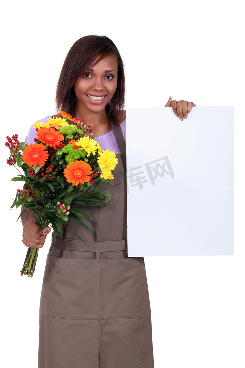 有花和海报的花匠图片