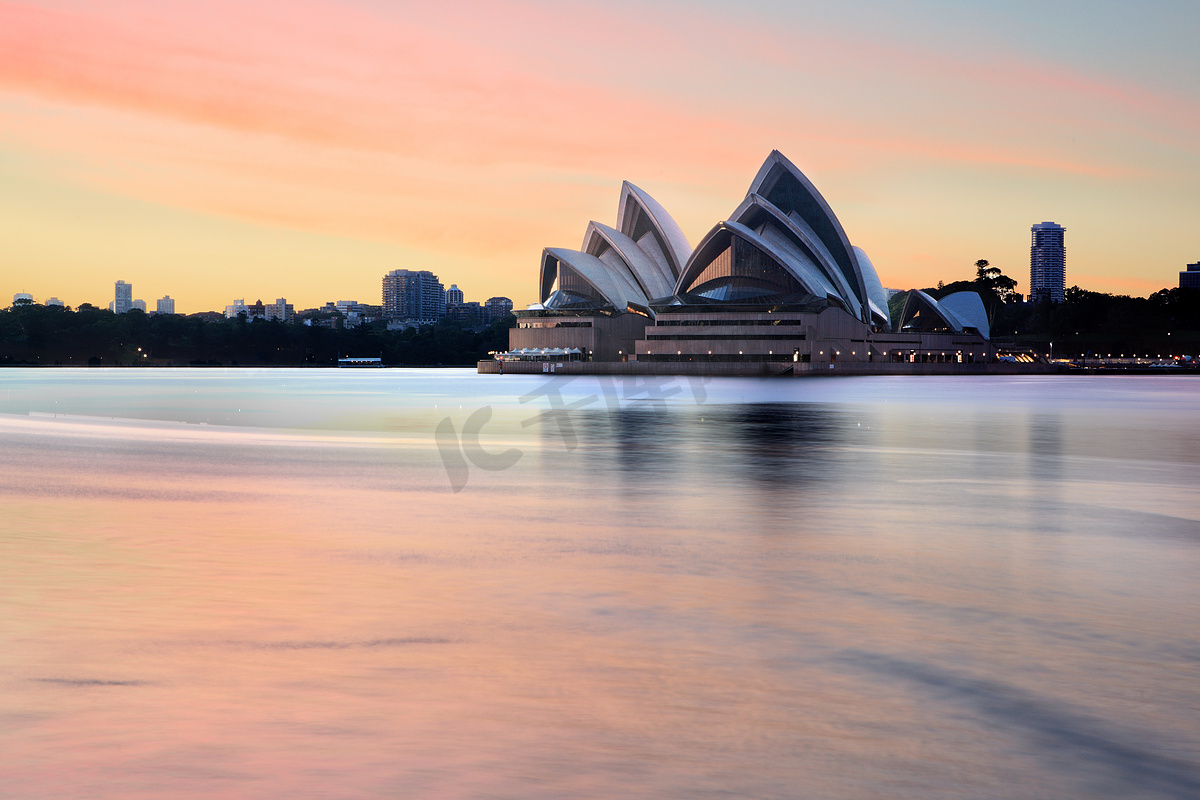 雄伟的悉尼歌剧院在壮观的日出早晨图片