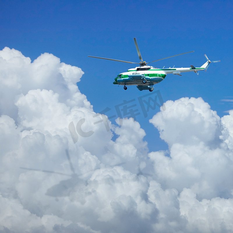 直升机在云层之上飞行图片