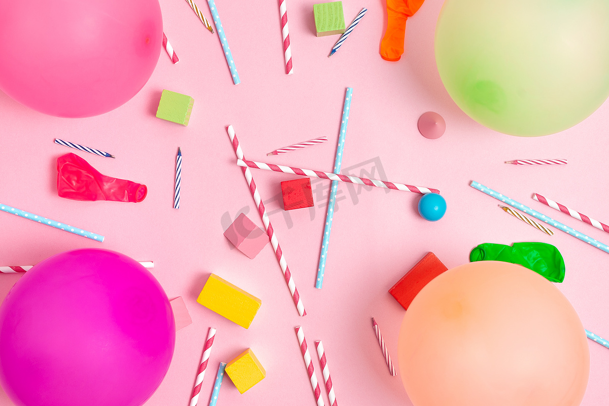 多彩的生日派对设计 明亮的庆祝活动策划理念 新的华丽装饰 气球 五彩纸屑 蜡烛 庆祝节日设计 派对需要图片