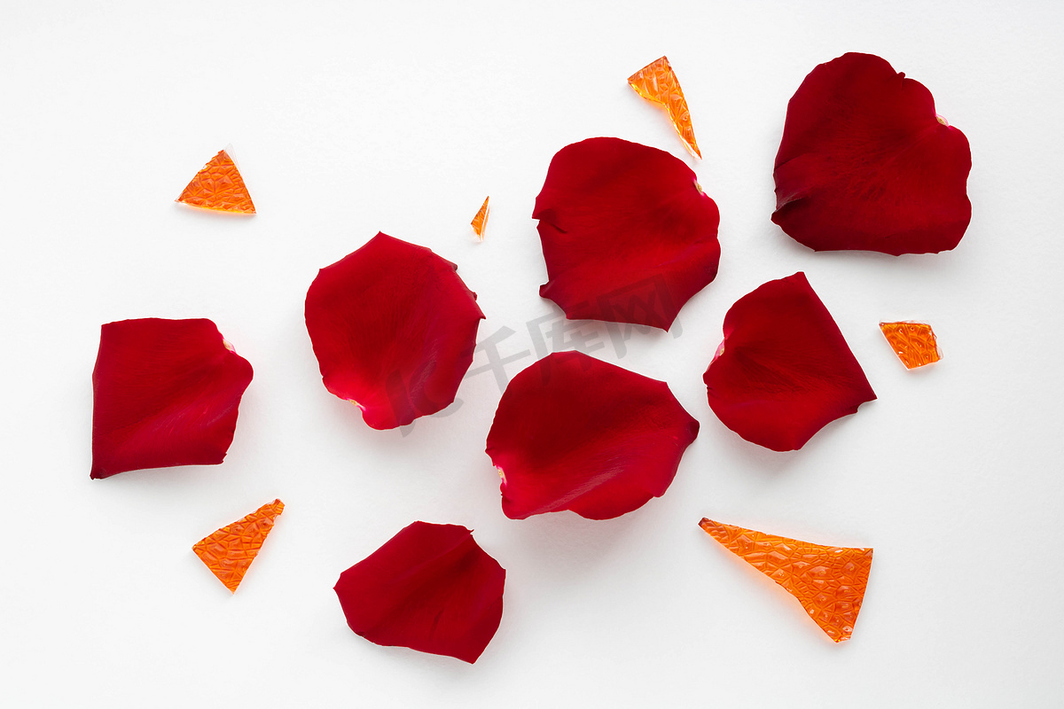 红色玫瑰花瓣和橙色玻璃碎片图片