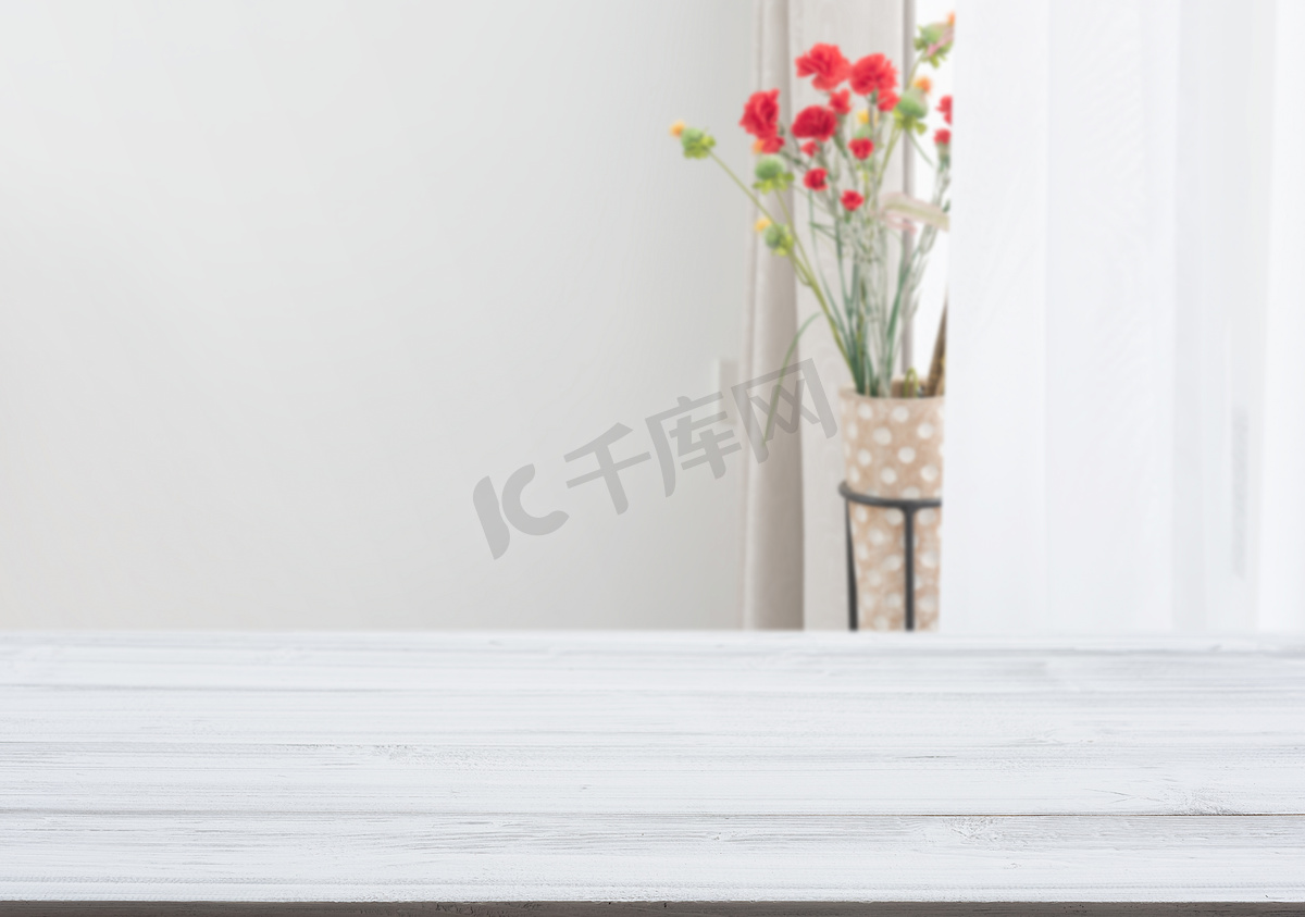 带花盆的白色木桌面在客厅背景中图片