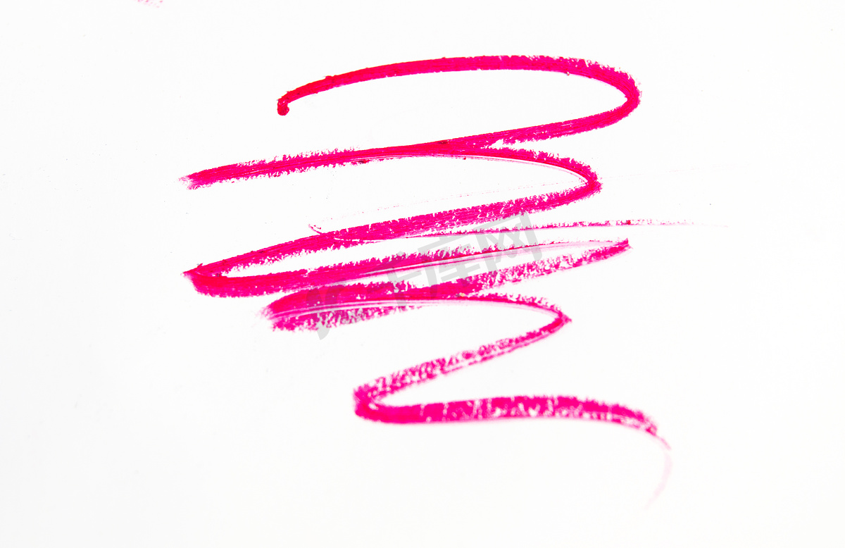 红色、粉色、淡紫色线条、中风、白色背景中突显的飞溅化妆品铅笔、美容和化妆概念图片