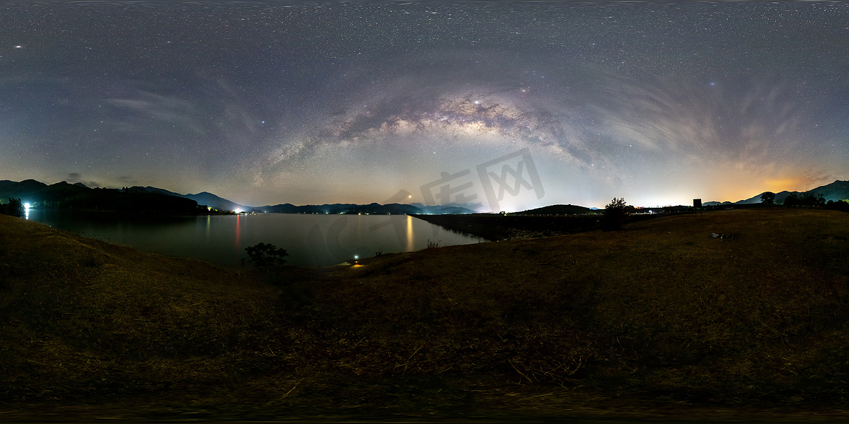 全景 VR360 银河和乡村道路。 图片
