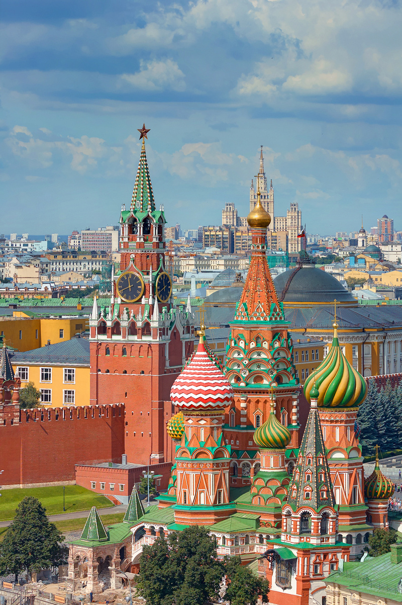 查看莫斯科红场、克里姆林宫塔楼、星星和库兰蒂时钟、圣瓦西里大教堂。图片