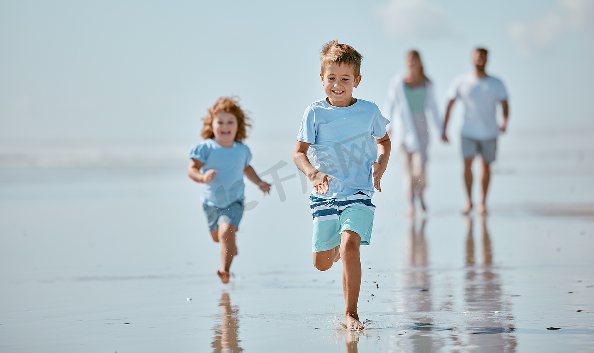 夏天，孩子们与兄弟姐妹一起在海边或海边的沙滩上跑步和沙滩。图片
