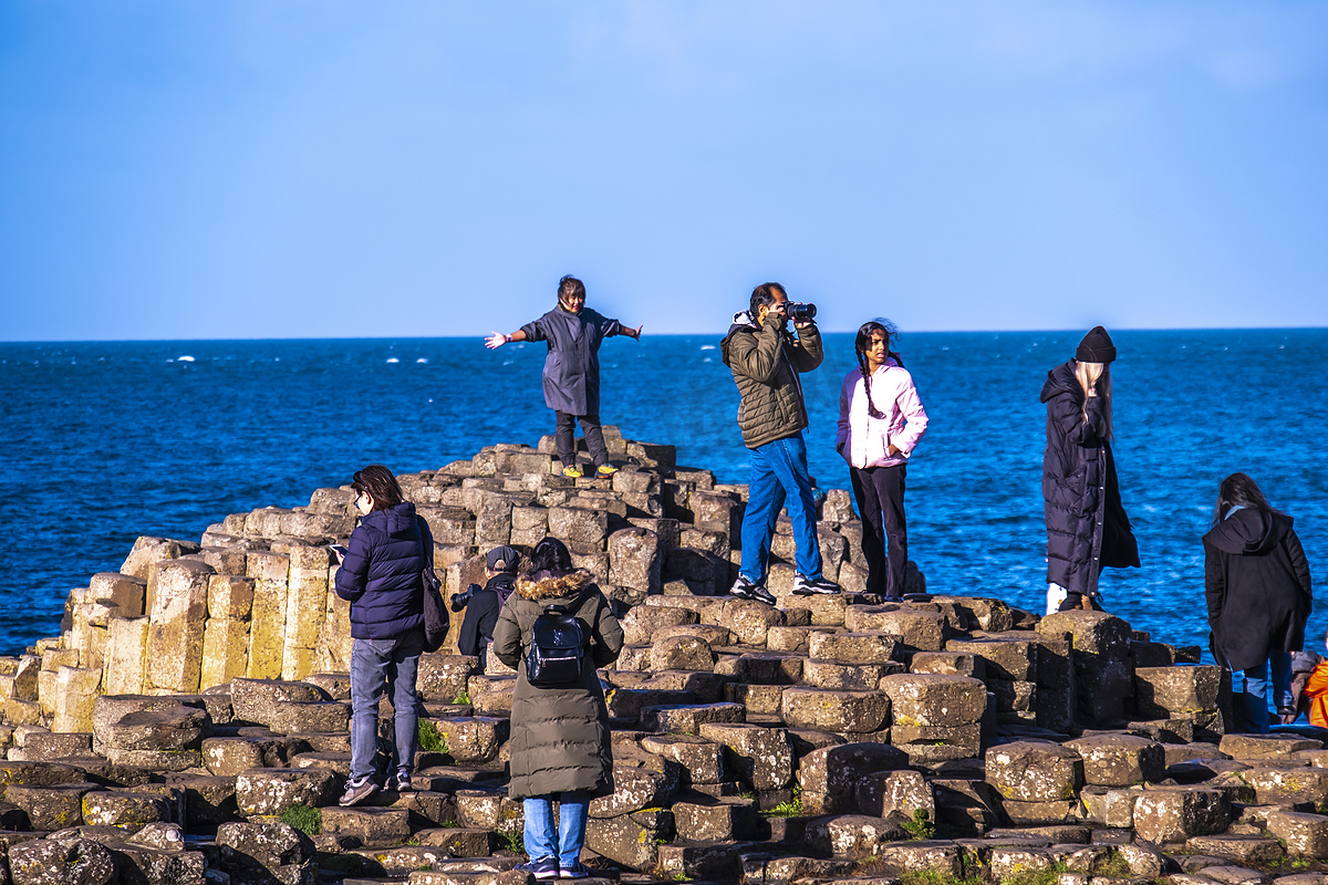 英国北爱尔兰巨人堤道 — 2022年11月5日：人们欣赏40000个互锁的玄武岩柱图片