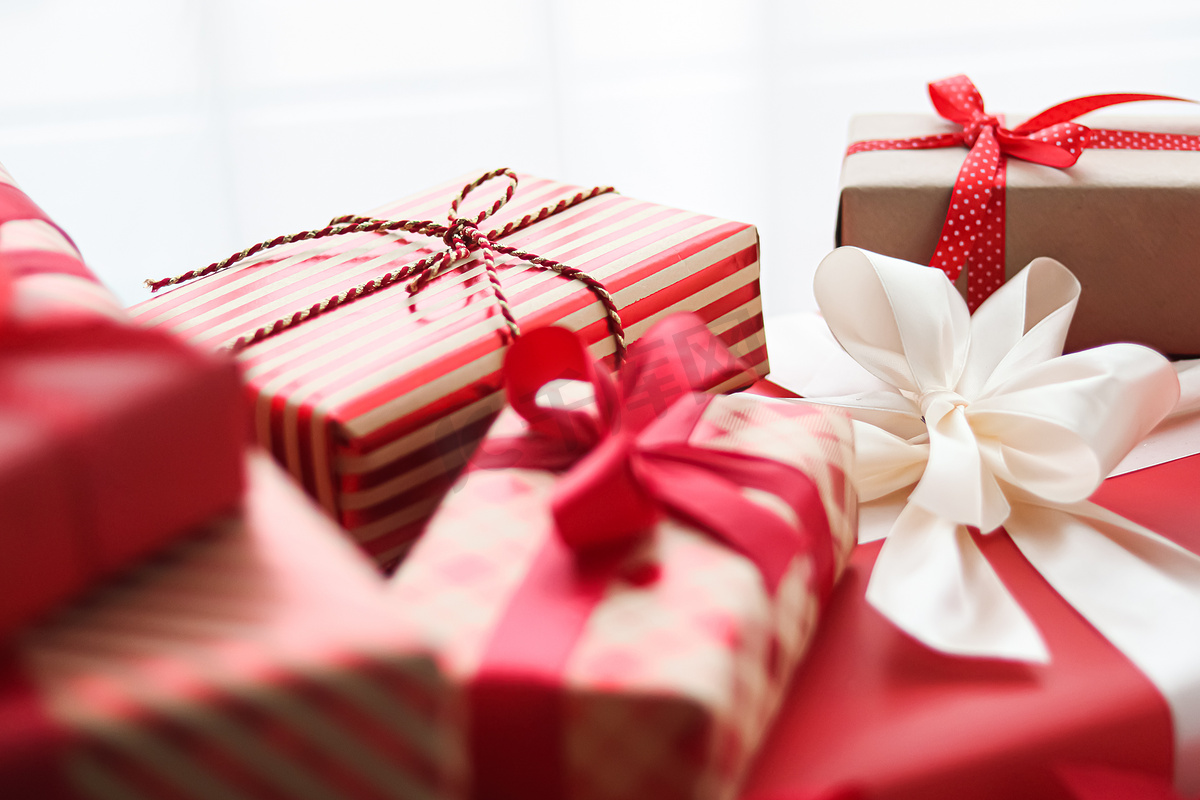 圣诞礼物、节礼日和传统节日礼物、经典圣诞礼盒、新​​年、生日、情人节和节日的豪华包装礼物图片