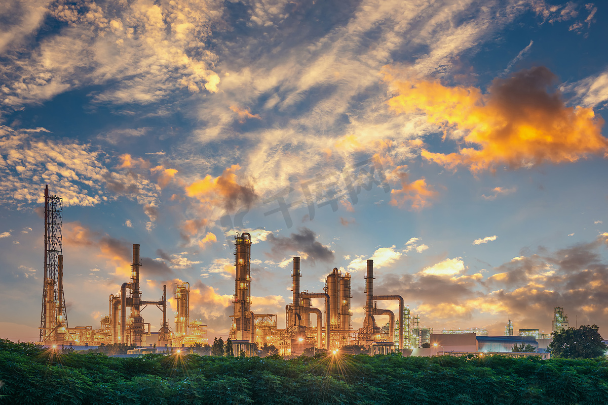 石油和天然气精炼厂的工艺建设、制造石化工业和生产油罐在日出场景。图片