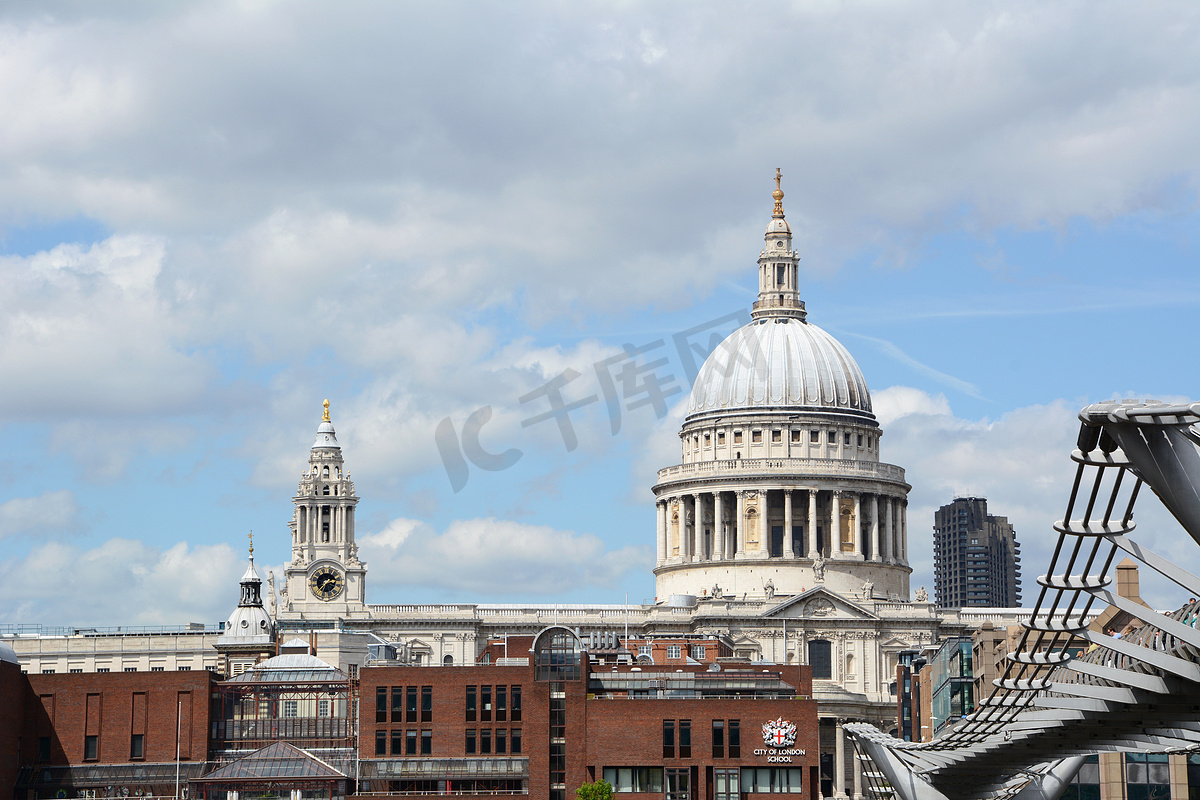 从南巴看圣保罗大教堂和伦敦金融城学校图片