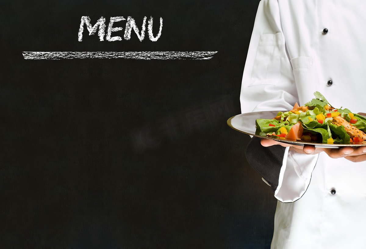 粉笔黑板菜单背景上有健康沙拉食品的厨师图片
