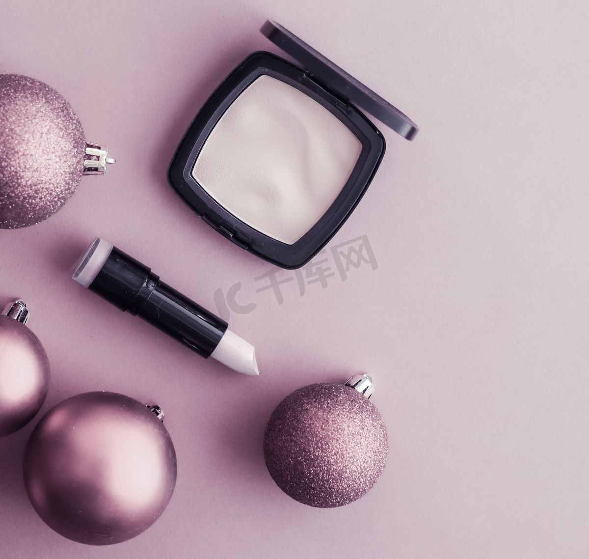 美容品牌圣诞促销的化妆和化妆品产品套装，豪华紫色平底背景作为假日设计图片