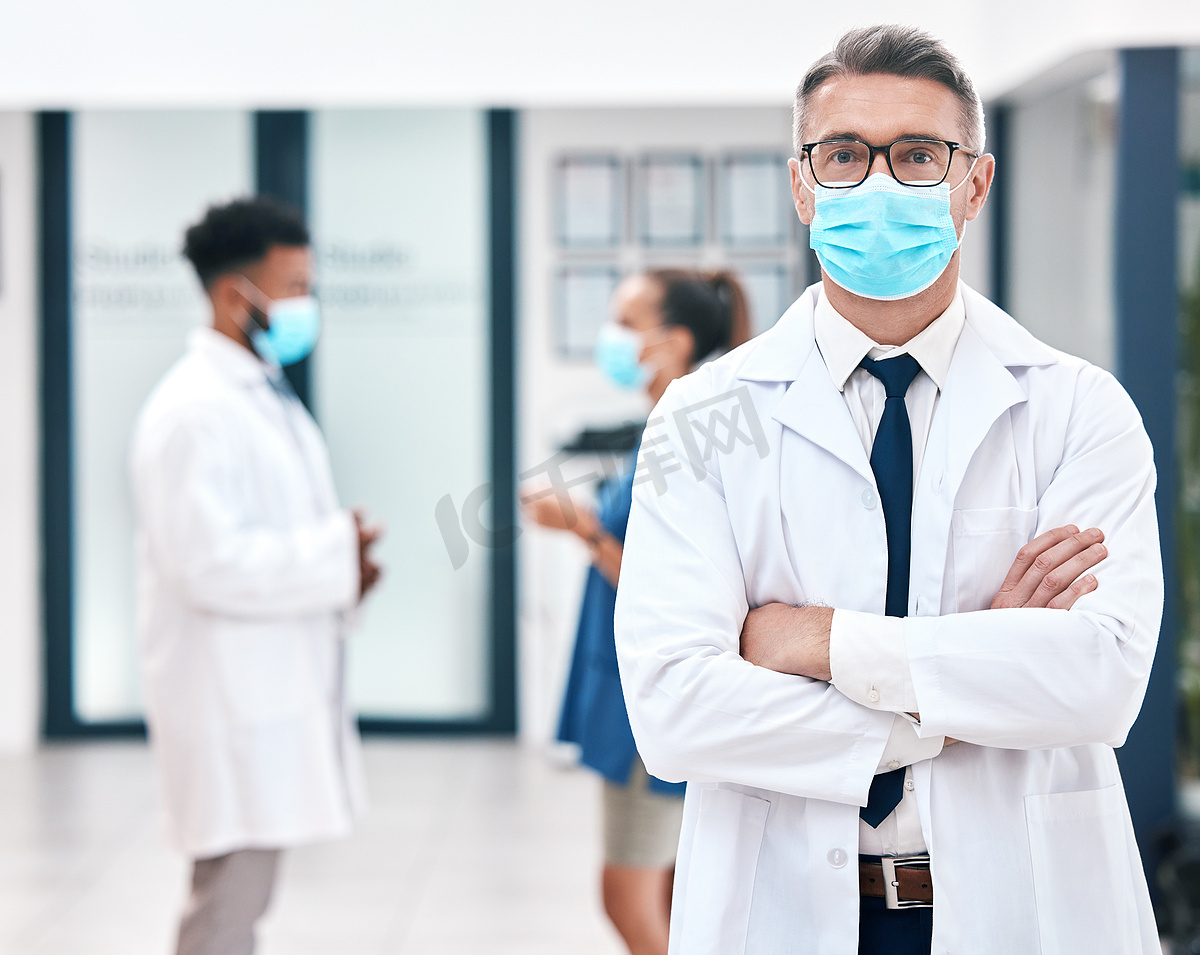 为了安全、健康和保健，医院里一名戴着口罩的男医生戴着口罩、科维德和药物。图片