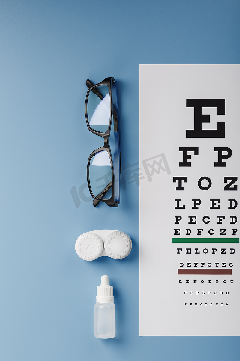 眼科配件眼镜和镜片，带有用于蓝色背景视力矫正的视力测试图图片