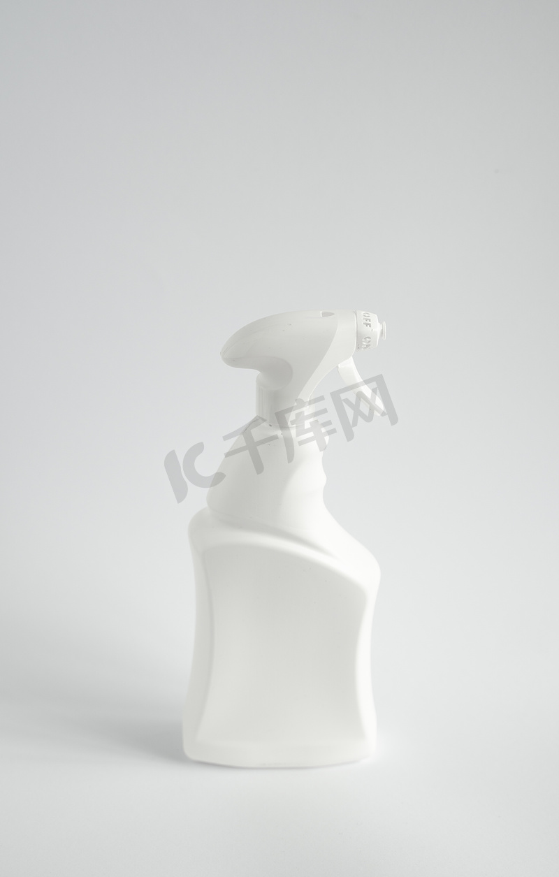 用于在白色背景上隔离的液体清洁产品的白色塑料喷雾瓶。图片