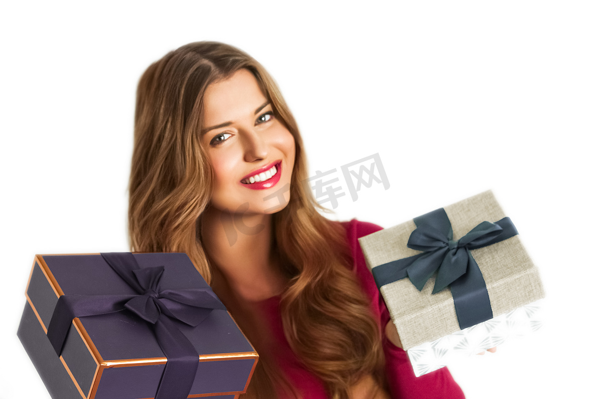 生日、圣诞礼物或节日礼物，快乐的女人拿着白色背景中突显的礼盒图片