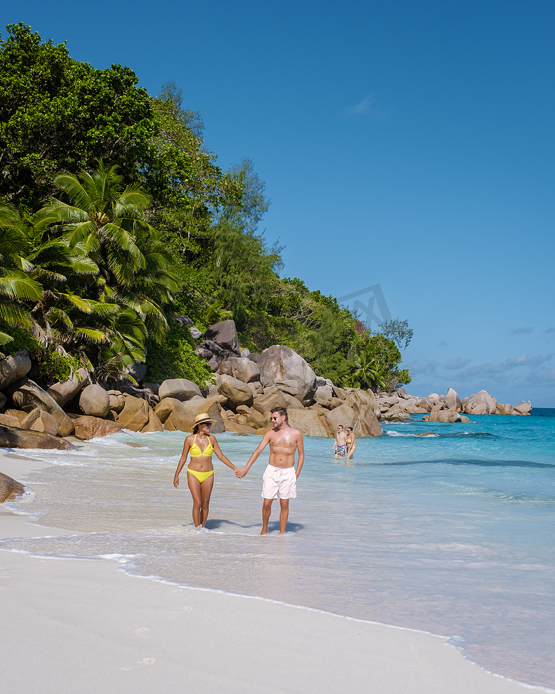 塞舌尔普拉兰岛安斯乔吉特，一对年轻夫妇在塞舌尔的热带海滩上享受豪华假期。图片