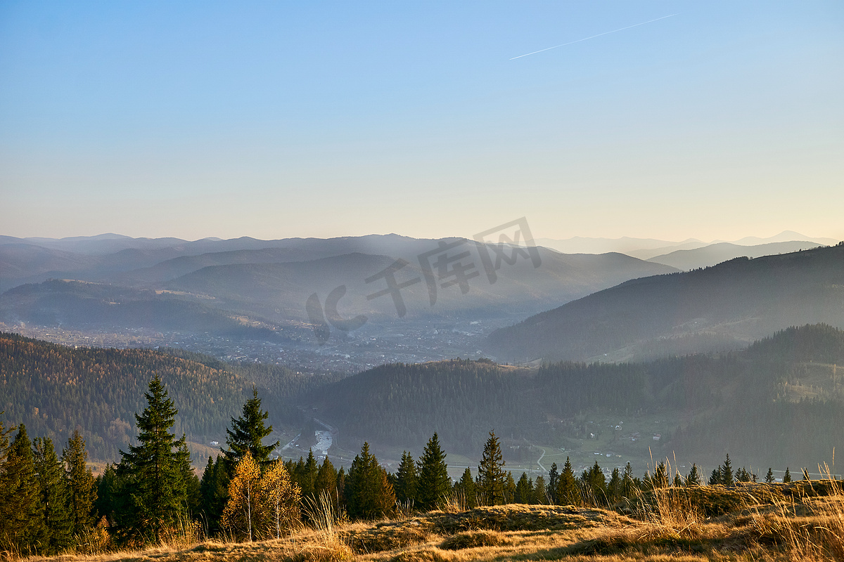 山谷中有淡淡的雾霾和秋色的山口图片