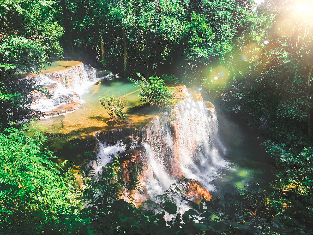 泰国北碧府的 Huay Mae Khamin 瀑布东南亚丛林景观，热带雨林深处的瀑布瀑布令人惊叹的绿松石水。图片