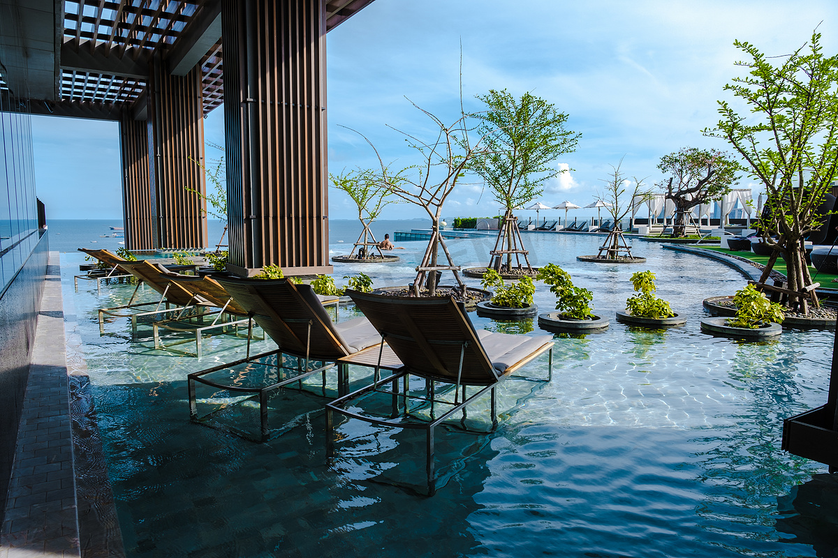 泰国芭堤雅，海滨海滩路芭堤雅现代无边泳池的现代希尔顿酒店图片