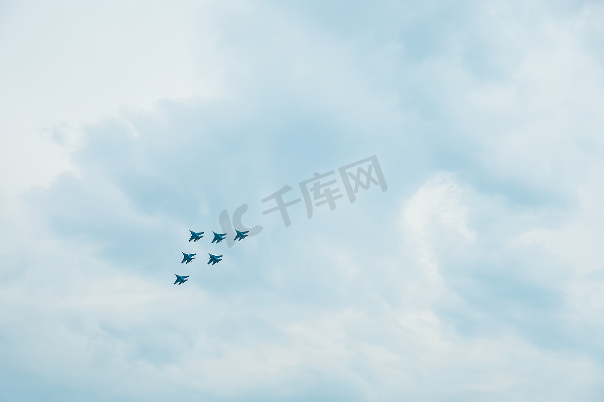 俄罗斯乌法 — 2021 年 7 月 10 日：Sukhoi Su-30SM 31 BLUE，北约代号：Flanker-C，俄罗斯空军俄罗斯骑士队喷气式战斗机进行航展图片