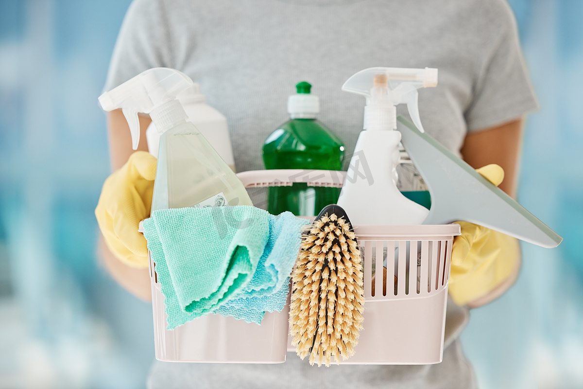 妇女、家庭清洁服务、女佣或工人的清洁容器和家政产品。图片