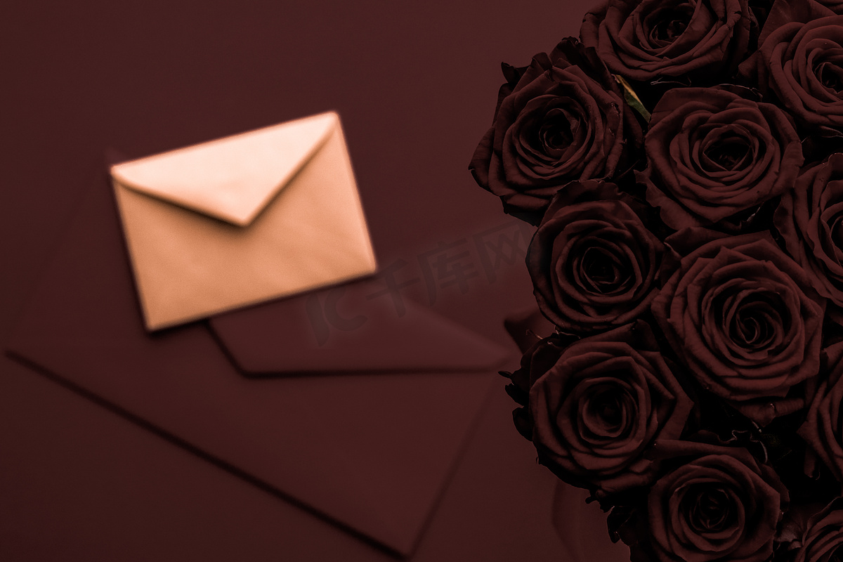 情人节送情书和鲜花，奢华的玫瑰花束和巧克力背景的卡片，适合浪漫的假日设计图片