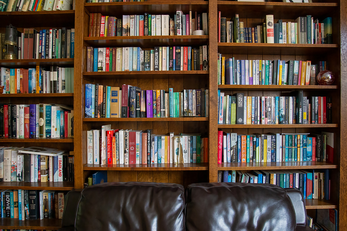英国家庭环境中装满书籍的木制书柜图片