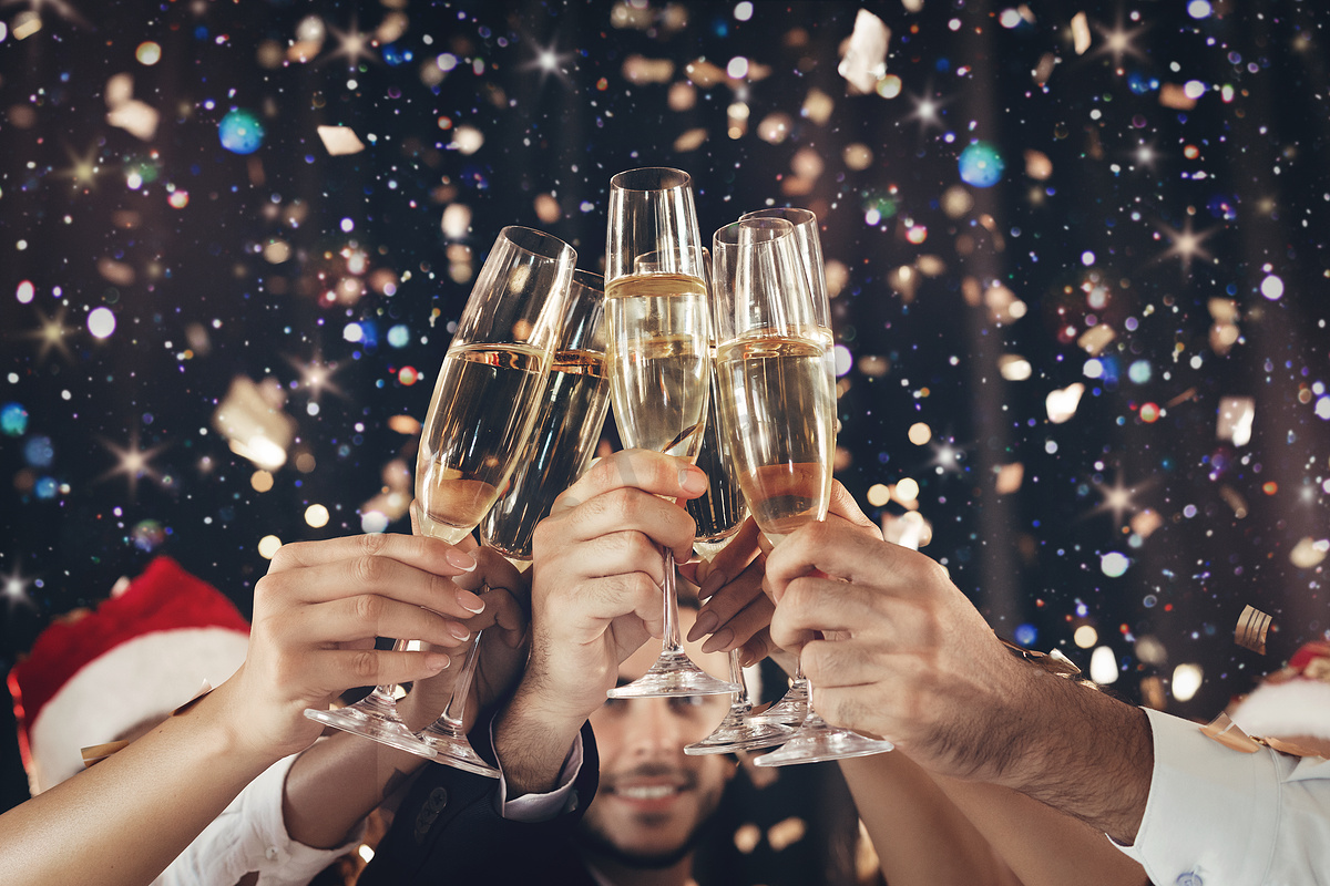 新年晚会上手拿香槟碰杯图片
