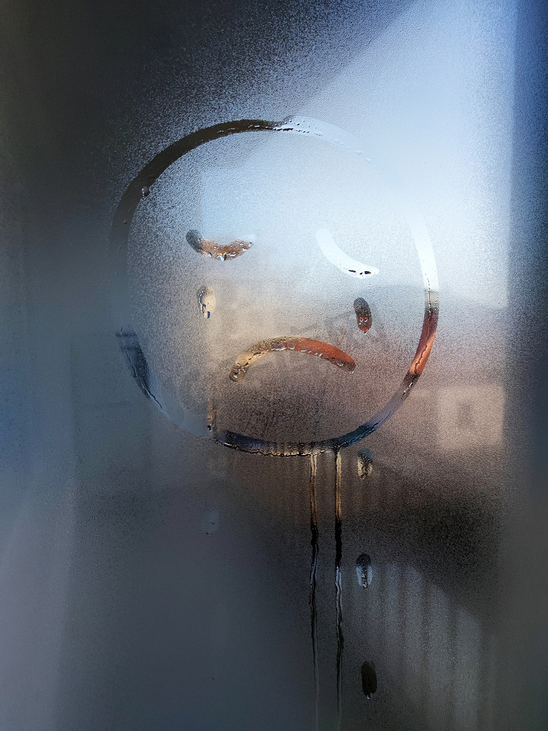 雾蒙蒙的玻璃上画着哭泣的悲伤图释图片